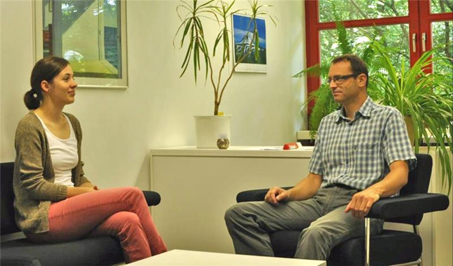 Berater und Klientin im Gespräch