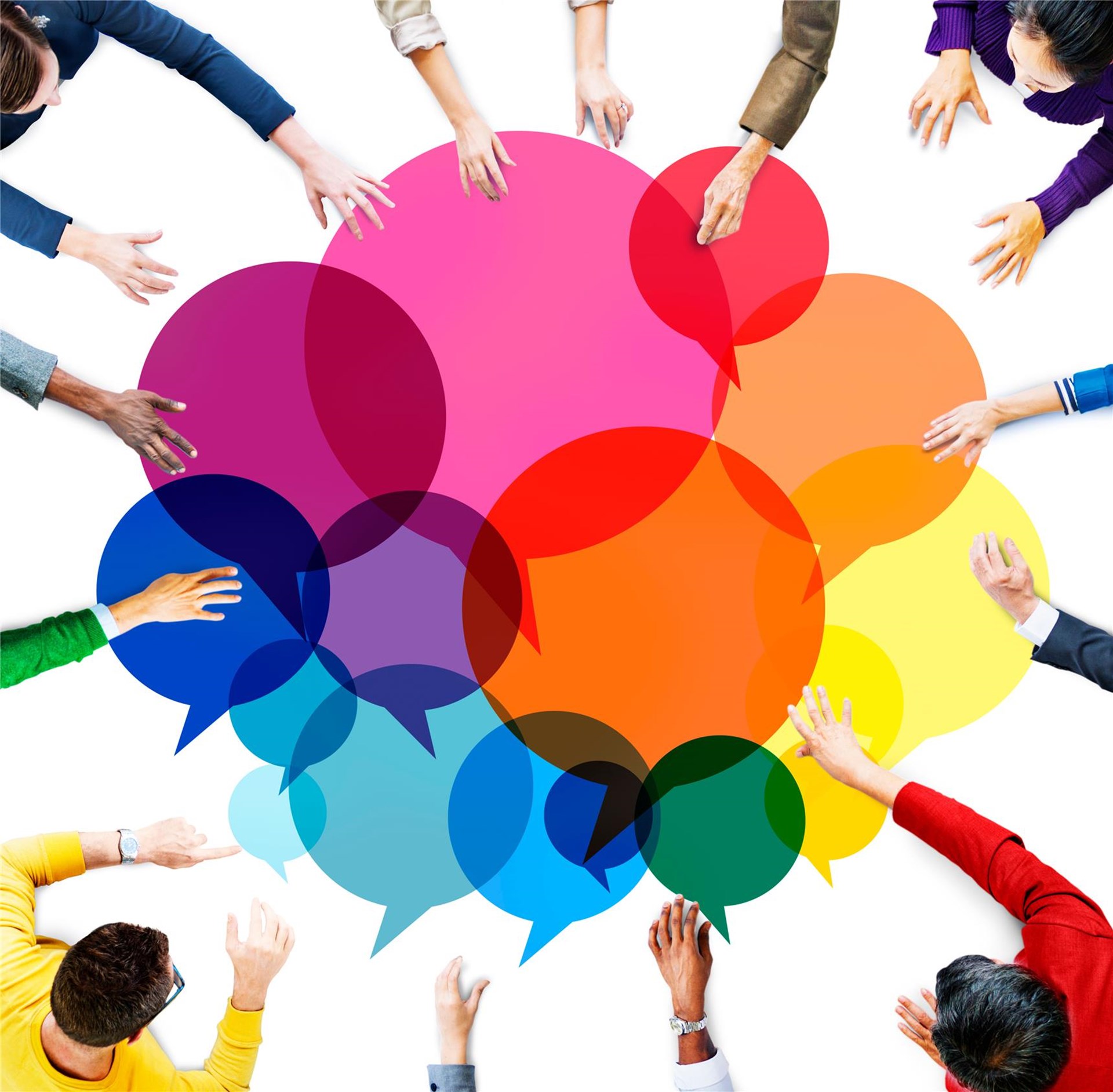 Hände greifen auf einen Tisch, Sprechblasen in bunter Farbe in der Mitte